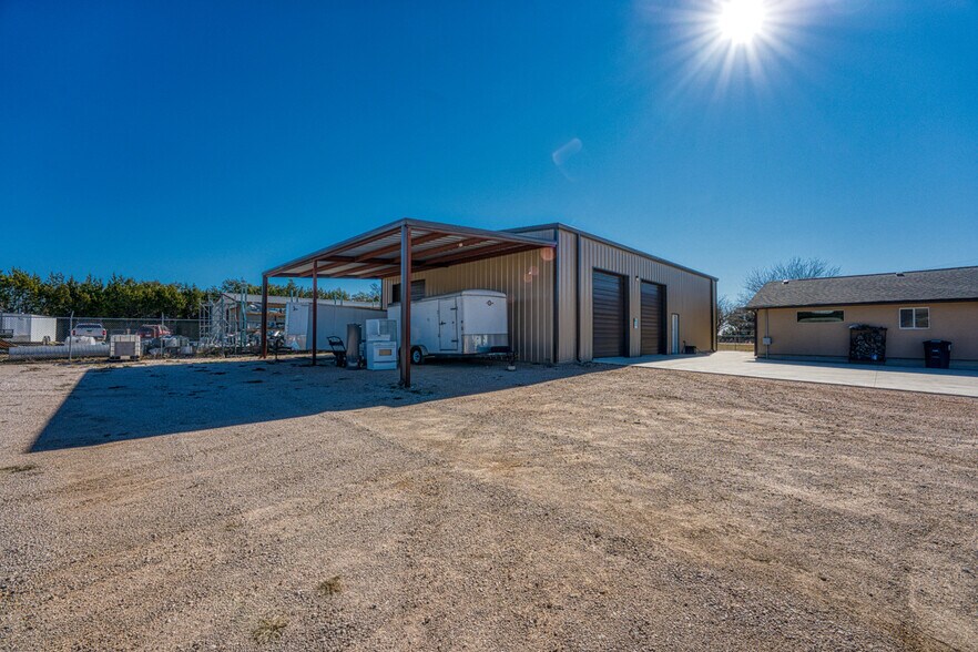 More Photos Of 320 Southland Dr, Burnet Office For Sale