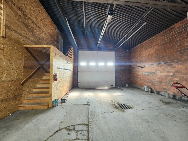 More Photos Of 702 S Delaware Ave, Mason City Light Manufacturing For Lease