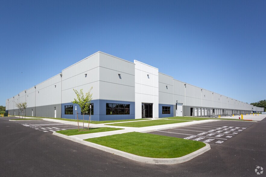 More Photos Of 19750-19790 NE Riverside Pky, Portland Warehouse For Lease