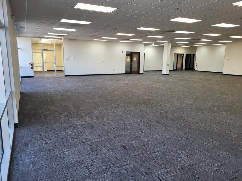 More Photos Of 19695 Commerce Pky, Middleburg Heights Distribution For Lease