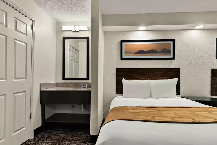 More Photos Of 2855 Old Austin Peay Hwy, Memphis Hotel For Sale