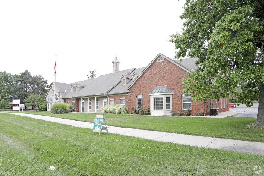 More Photos Of 215 E Big Beaver Rd, Troy Medical For Lease