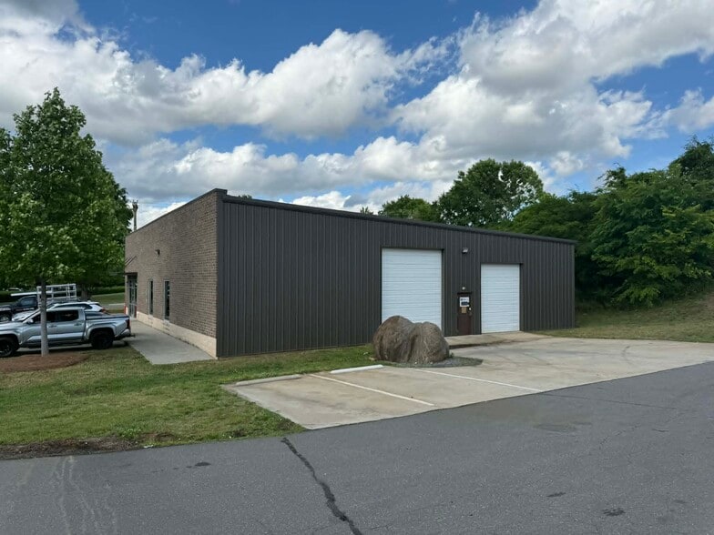More Photos Of 1319 Continental Blvd, Charlotte Distribution For Lease