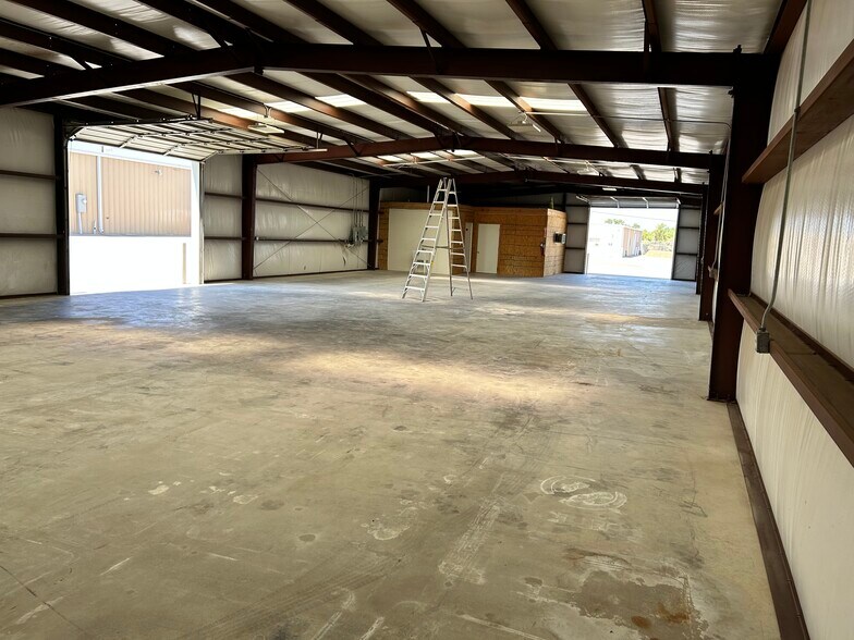 More Photos Of 6890 Hudson Village Crk, Kennedale Flex For Lease