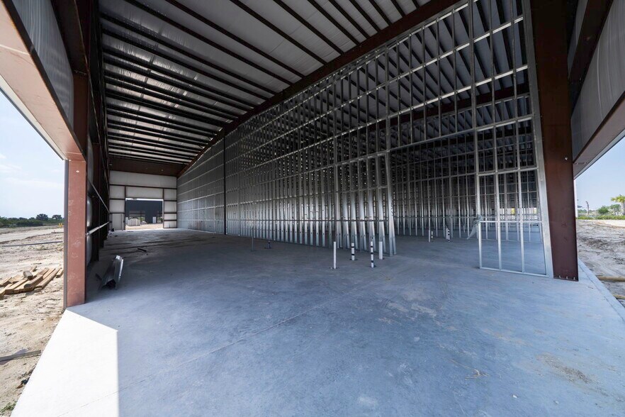 More Photos Of 8411-8419 Duffie Dr, Punta Gorda Industrial For Sale