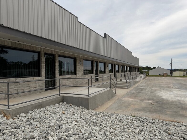 More Photos Of 2906 Westward Dr, Nacogdoches Business Park For Lease