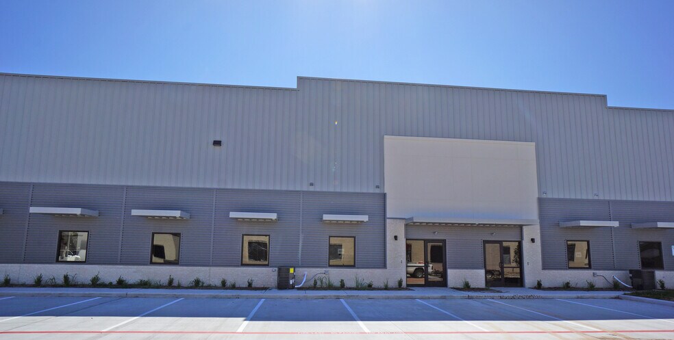 More Photos Of 202 Industrial Blvd, Sugar Land Warehouse For Sale