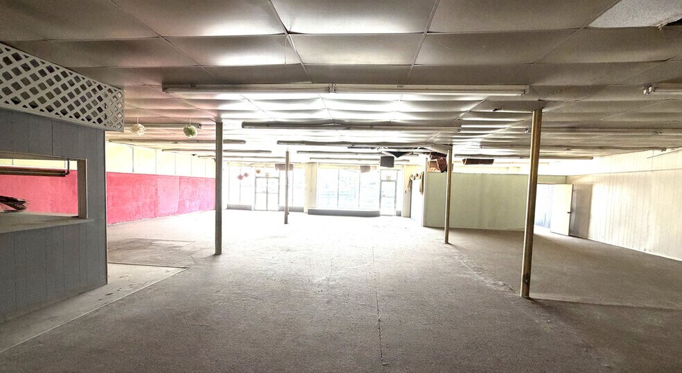 More Photos Of 1907 Avenue M, Hondo Storefront For Sale