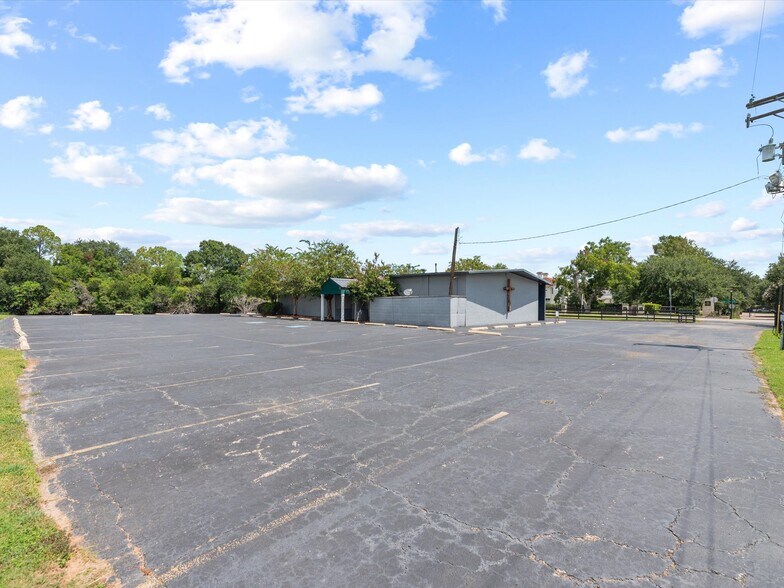 More Photos Of 121 Wood St, Sugar Land Religious Facility For Sale