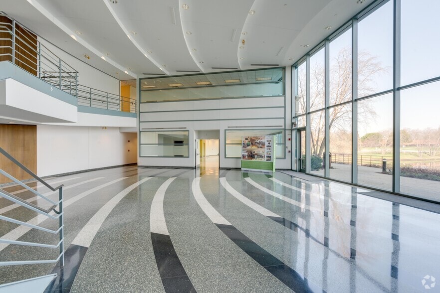 More Photos Of 2275 Cabot Dr, Lisle Office For Lease