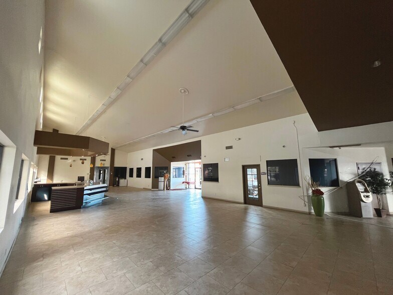 More Photos Of 2828 S Country Club Dr, Mesa General Retail For Lease