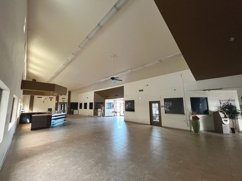 More Photos Of 2828 S Country Club Dr, Mesa Storefront Retail Office For Lease