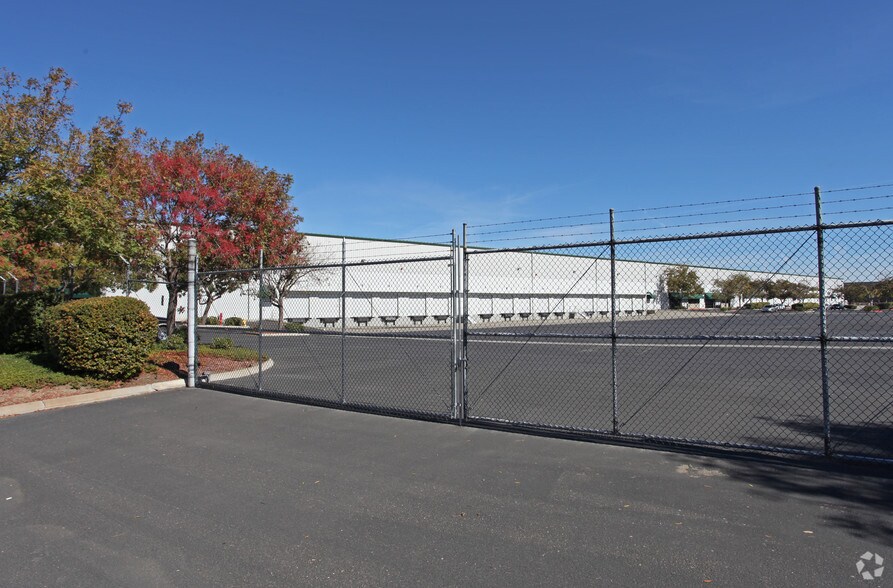 More Photos Of 2020 N MacArthur Dr, Tracy Warehouse For Lease
