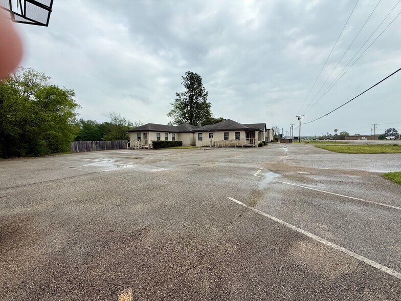 More Photos Of 2410 S Main St, Lindale Office For Sale