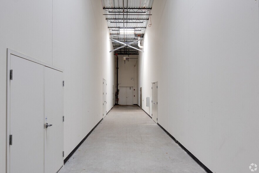 More Photos Of 2220 Ferry Rd, Naperville Showroom For Sale