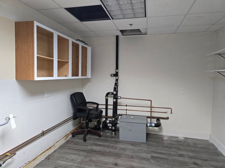 More Photos Of 375-385 College St, Amherst Office For Lease