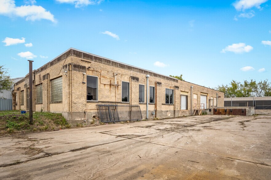 More Photos Of 5611 Clinton Dr, Houston Warehouse For Lease
