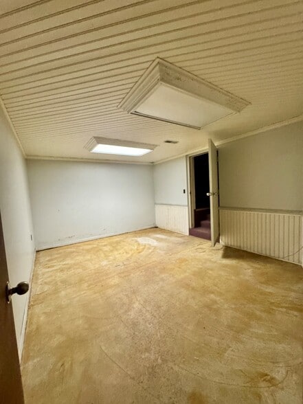 More Photos Of 868 State Route 3 and 12, Hinton Flex For Sale