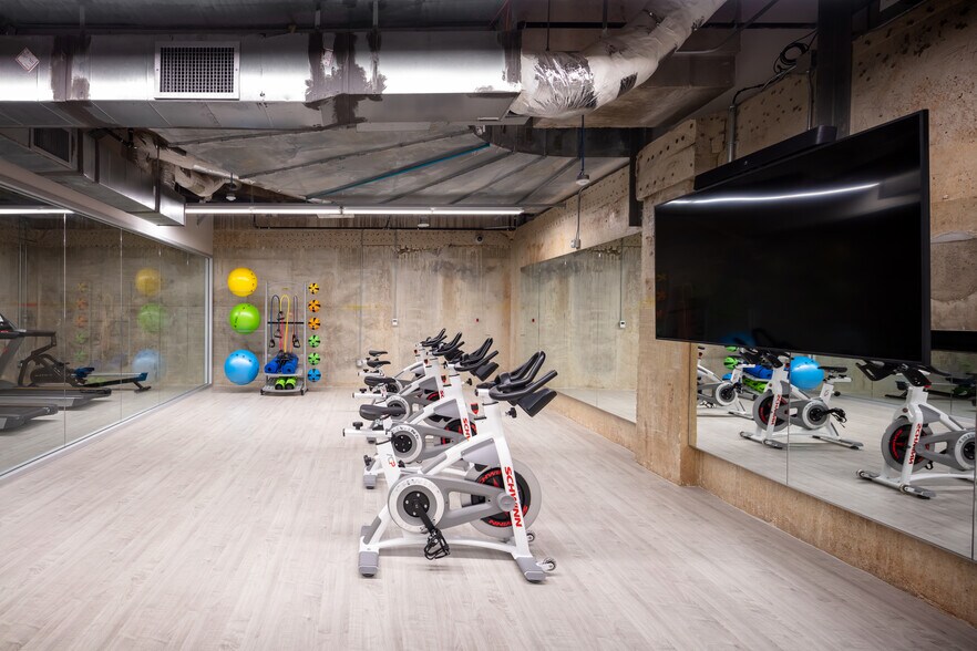 More Photos Of 10999 W IH-10, San Antonio Office For Lease