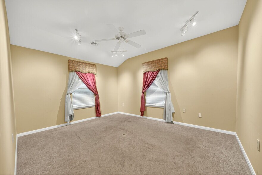 More Photos Of 930 E Blanco Rd, Boerne Showroom For Lease