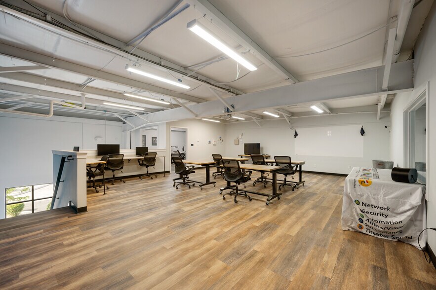 More Photos Of 12550 Promise Creek Ln, Fishers Light Distribution For Lease