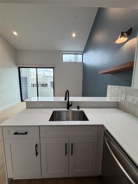 More Photos Of 7606 Girard Ave, La Jolla Apartments For Sale