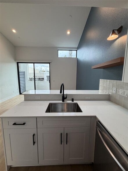 More Photos Of 7606 Girard Ave, La Jolla Apartments For Lease