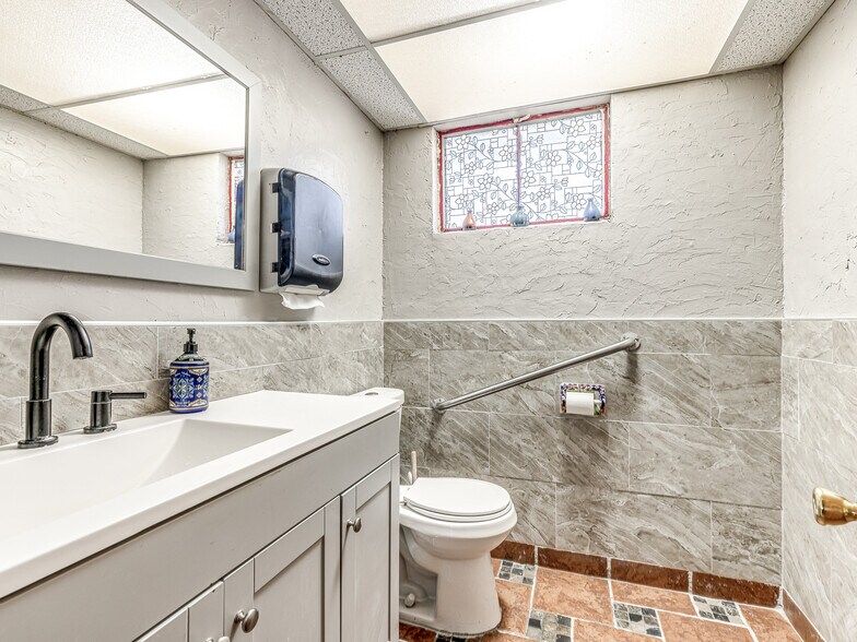 More Photos Of 2000 S Midwest Blvd, Oklahoma City Freestanding For Sale