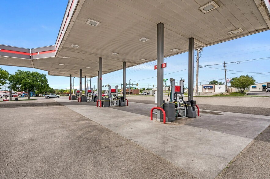 More Photos Of 5815 S Western St, Amarillo Service Station For Sale
