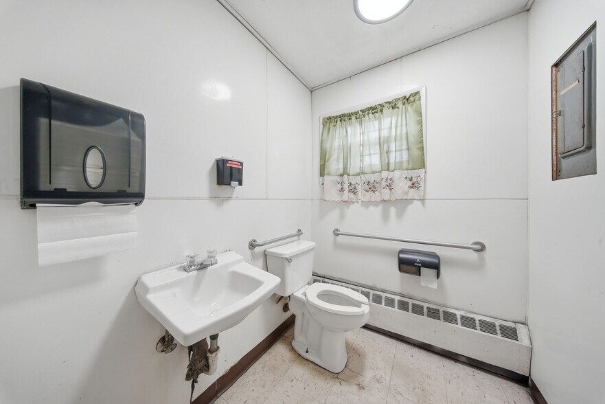 More Photos Of 29 Church St, Port Jervis Flex For Sale