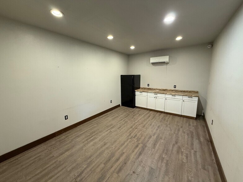 More Photos Of 28 N Hickory St, Sapulpa Industrial For Sale