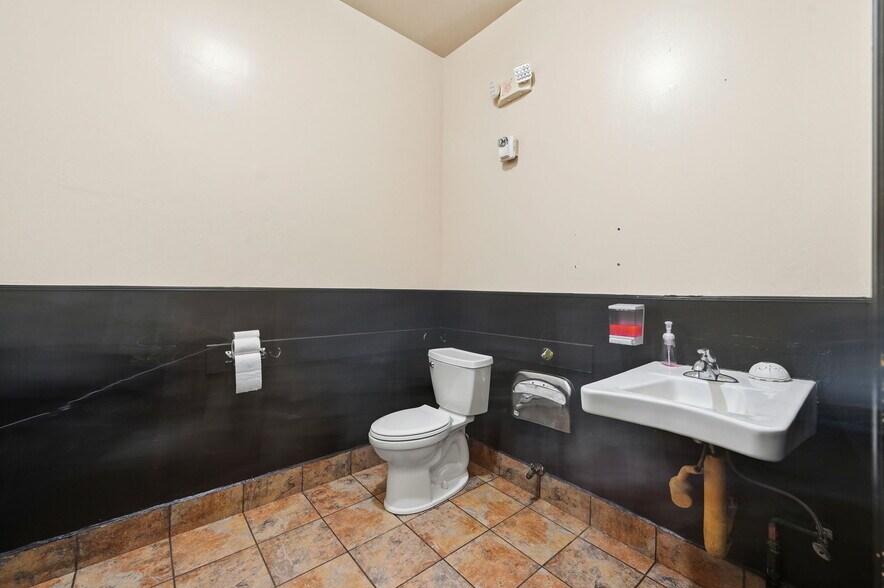 More Photos Of 1037 Valencia St, San Francisco General Retail For Lease