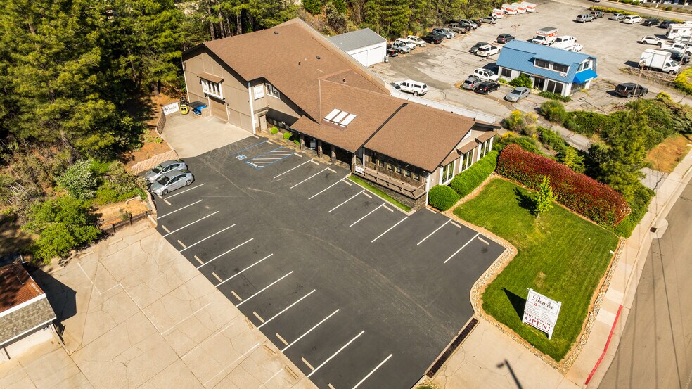 More Photos Of 807 S Auburn St, Grass Valley Showroom For Sale