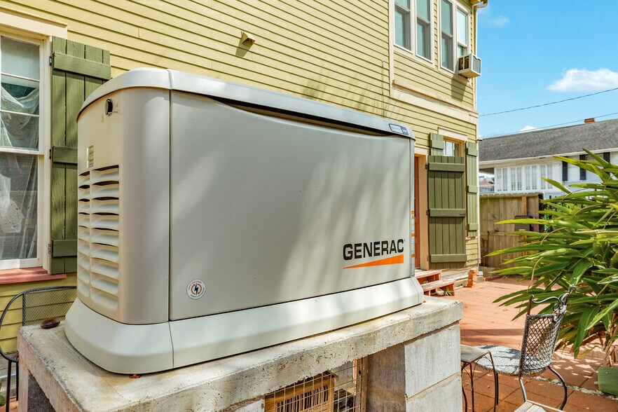 More Photos Of 1201 Post Office St, Galveston Flex For Sale