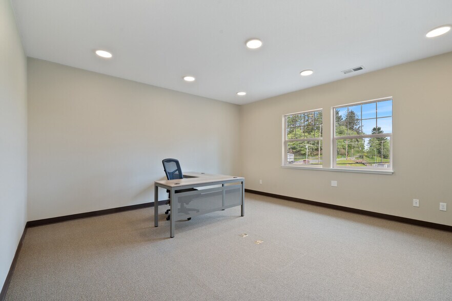 More Photos Of 2210 NE 22nd St, Lincoln City Office For Lease