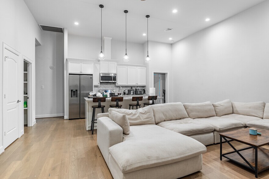 More Photos Of 5902 Winsome Ln, Houston Office Residential For Sale