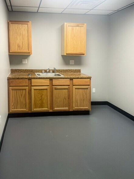 More Photos Of 419 Morgantown St, Kingwood Office For Sale