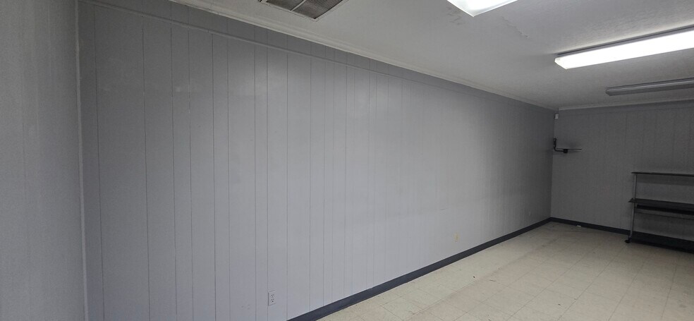 More Photos Of 2100 Highway 365, Nederland Medical For Sale