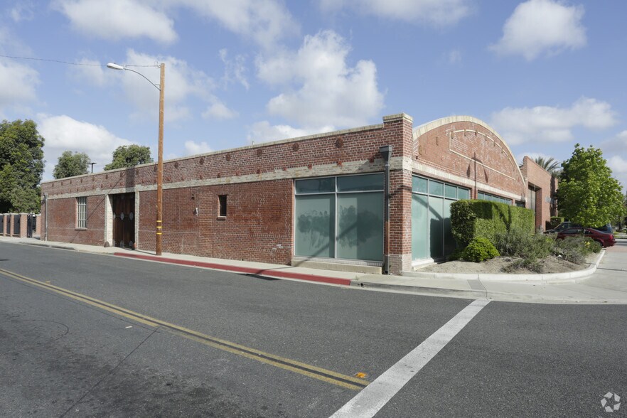 More Photos Of 16493 Paramount Blvd, Paramount Showroom For Lease