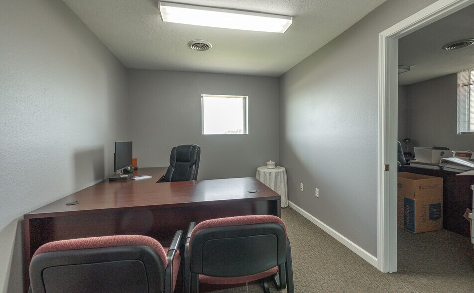 More Photos Of 575 Marshall Dr, Saint Robert Office For Sale