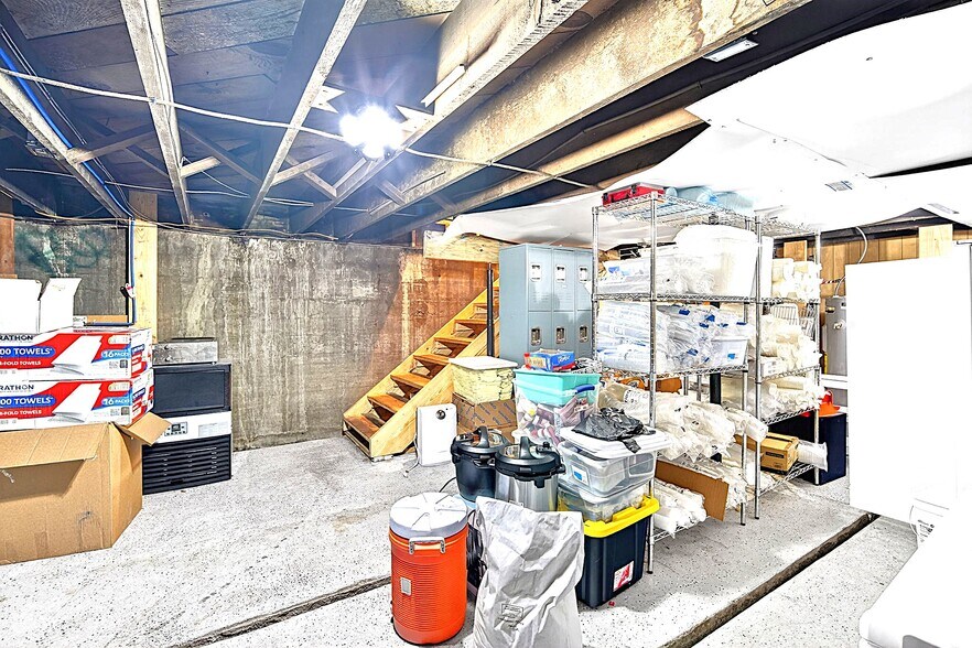 More Photos Of 124 S Fillmore St, Osceola Flex For Sale