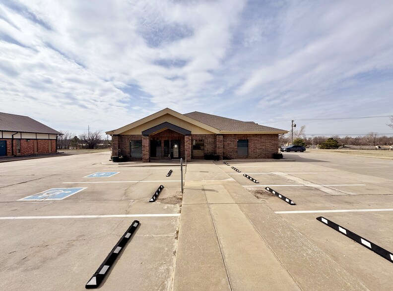More Photos Of 8001 N Macarthur Blvd, Oklahoma City Medical For Lease