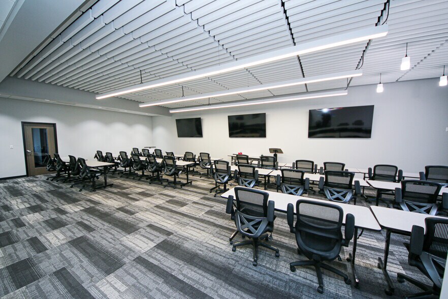 More Photos Of 7707 National Tpke, Louisville Light Distribution For Lease