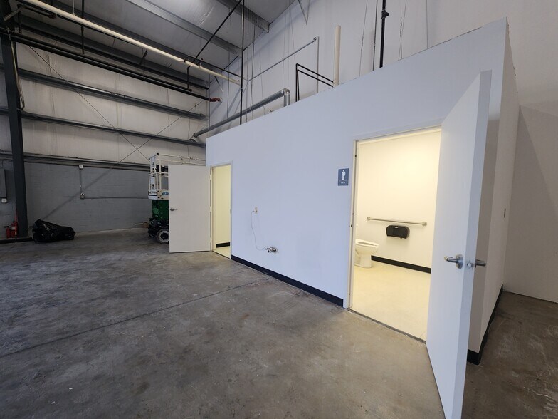 More Photos Of 6946-6962 Wellington Rd, Manassas Warehouse For Lease