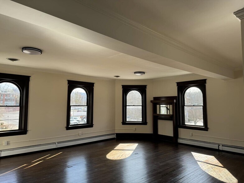 More Photos Of 201 N Court Ave, Covington Flex For Sale