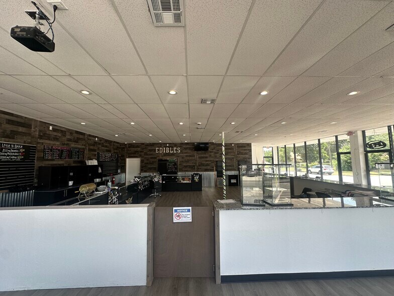 More Photos Of 6530-6534 NW 36th St, Bethany Storefront Retail Office For Lease