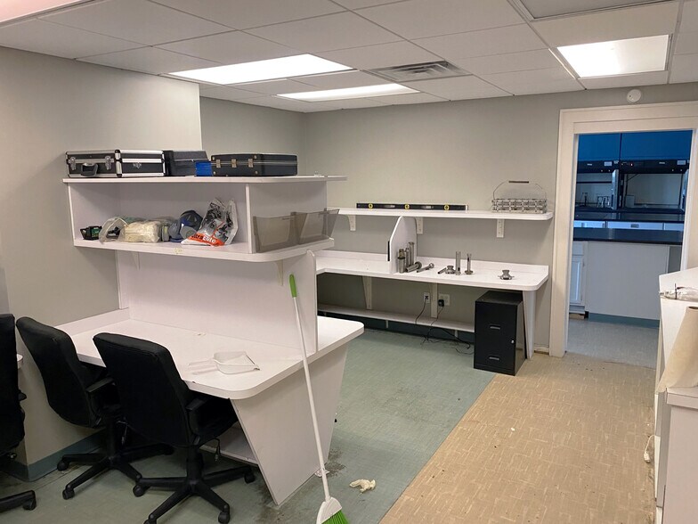 More Photos Of 11 Midtown Park E, Mobile Medical For Lease