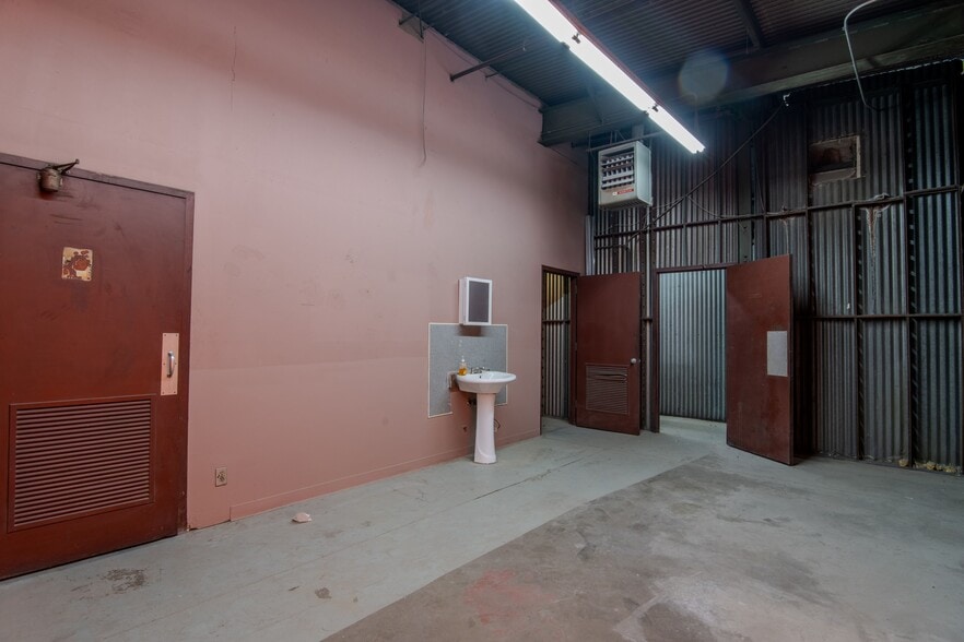 More Photos Of 3031 16th St, Bakersfield Warehouse For Lease