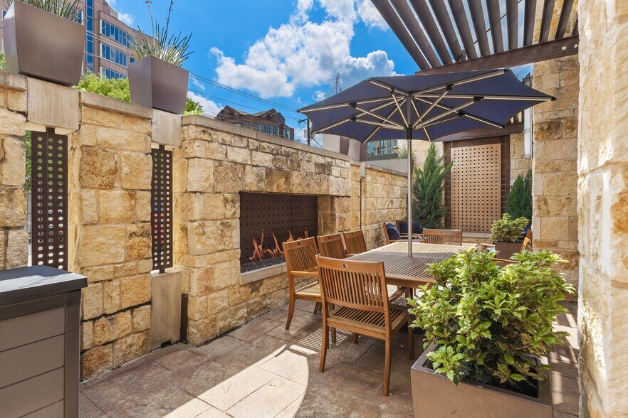 More Photos Of 6150 Sherry Ln, Dallas Office Residential For Sale
