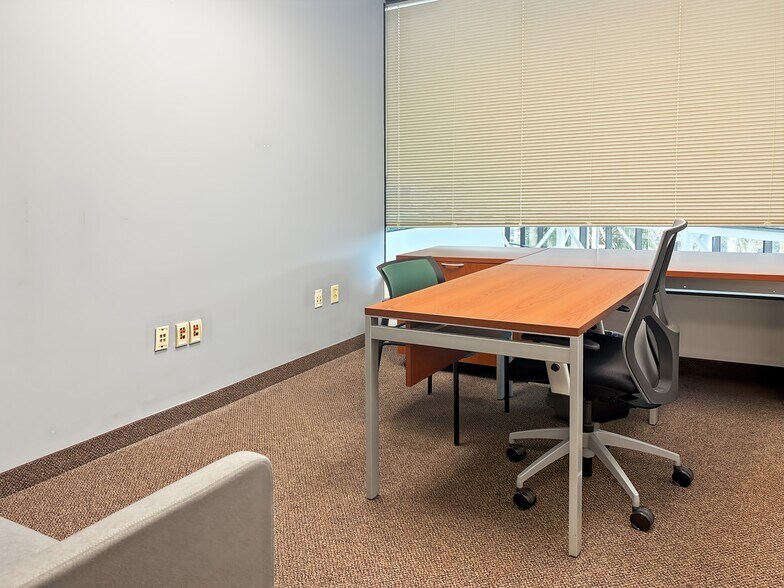 More Photos Of 4651 Salisbury Rd, Jacksonville Coworking Space